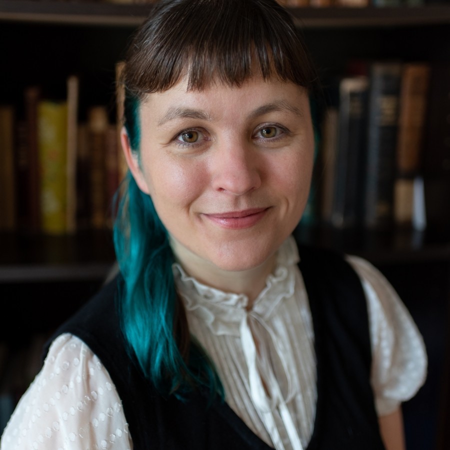 English-Laura Estill Headshot September 2020-3_websize