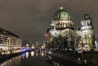 Photo of berlin at night