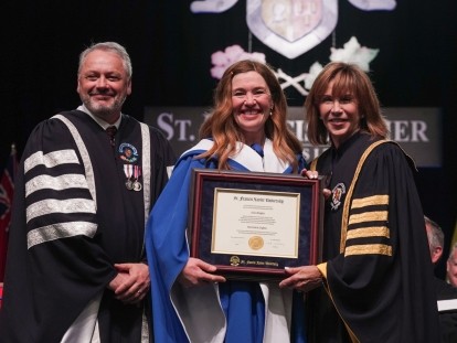 Olympic athlete and philantropist, Clara Hughes receives her honorary doctorate.