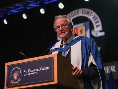Dr. Peter Nicholson addresses the Class of 2025 after receiving his honorary doctorate.