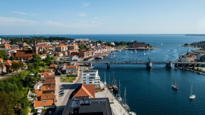 Photo of the bay where there is a huge bridge in the background